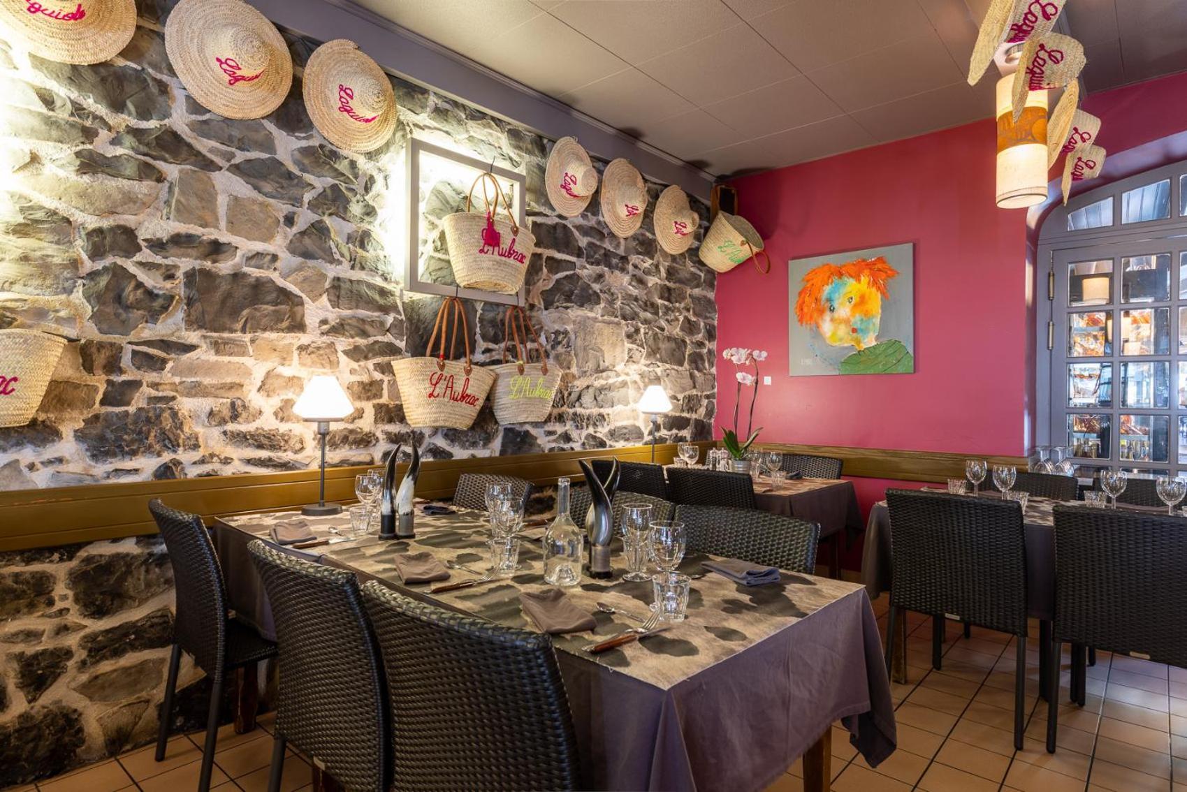 Hotel-Restaurant Logis L'Aubrac Laguiole Exterior photo